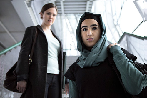 Emily Cox und Selen Savas in "DIE FREISCHWIMMERIN" - Regie: Holger Barthel